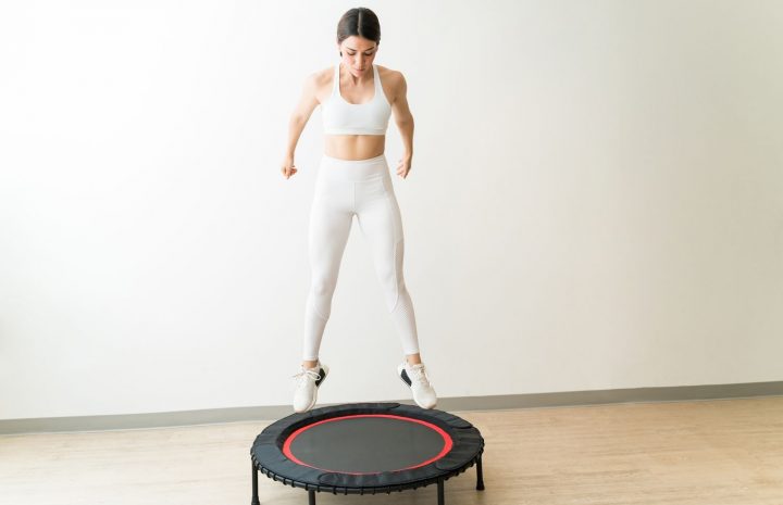 Techniki oddychania podczas ćwiczeń na trampolinie fitness – skuteczny trening dla początkujących