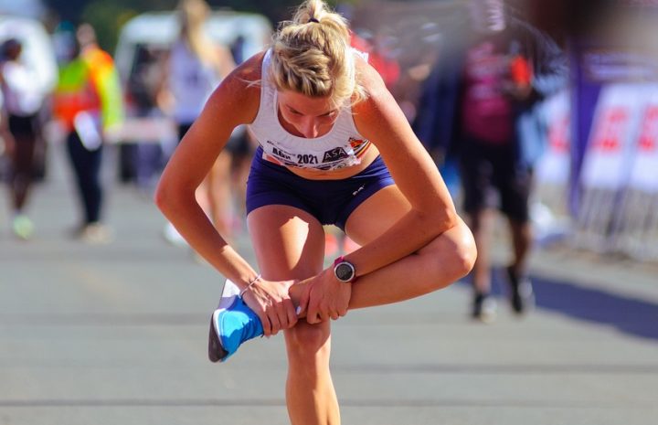 Jak prawidłowo wykonać stretching dynamiczny przed bieganiem – przewodnik dla początkujących