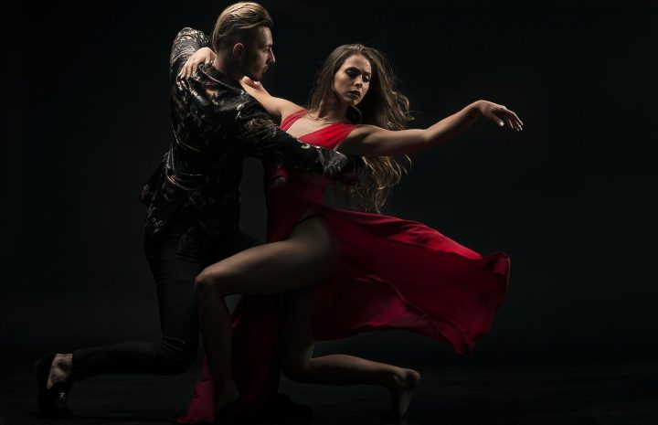 Bachata Sensual jako naturalna terapia – technikę Flow dla elastyczności kręgosłupa i bioder