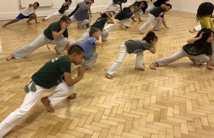 Brazylijska capoeira łączy akrobatyczne kopnięcia, rytmiczne uniki i płynne przejścia w taneczną walkę