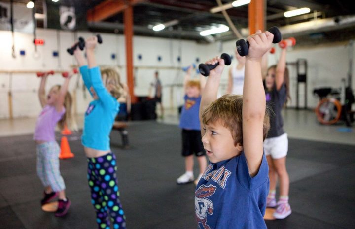Bezpieczny mini crossfit dla dzieci: jak rozwijać sprawność fizyczną wykorzystując jedynie masę ciała