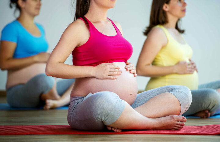 Bezpieczny ruch w ciąży: delikatna joga i pilates dla zdrowia matki i dziecka