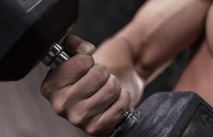 Ćwicz zwisanie na drążku i ściskanie griperów codziennie