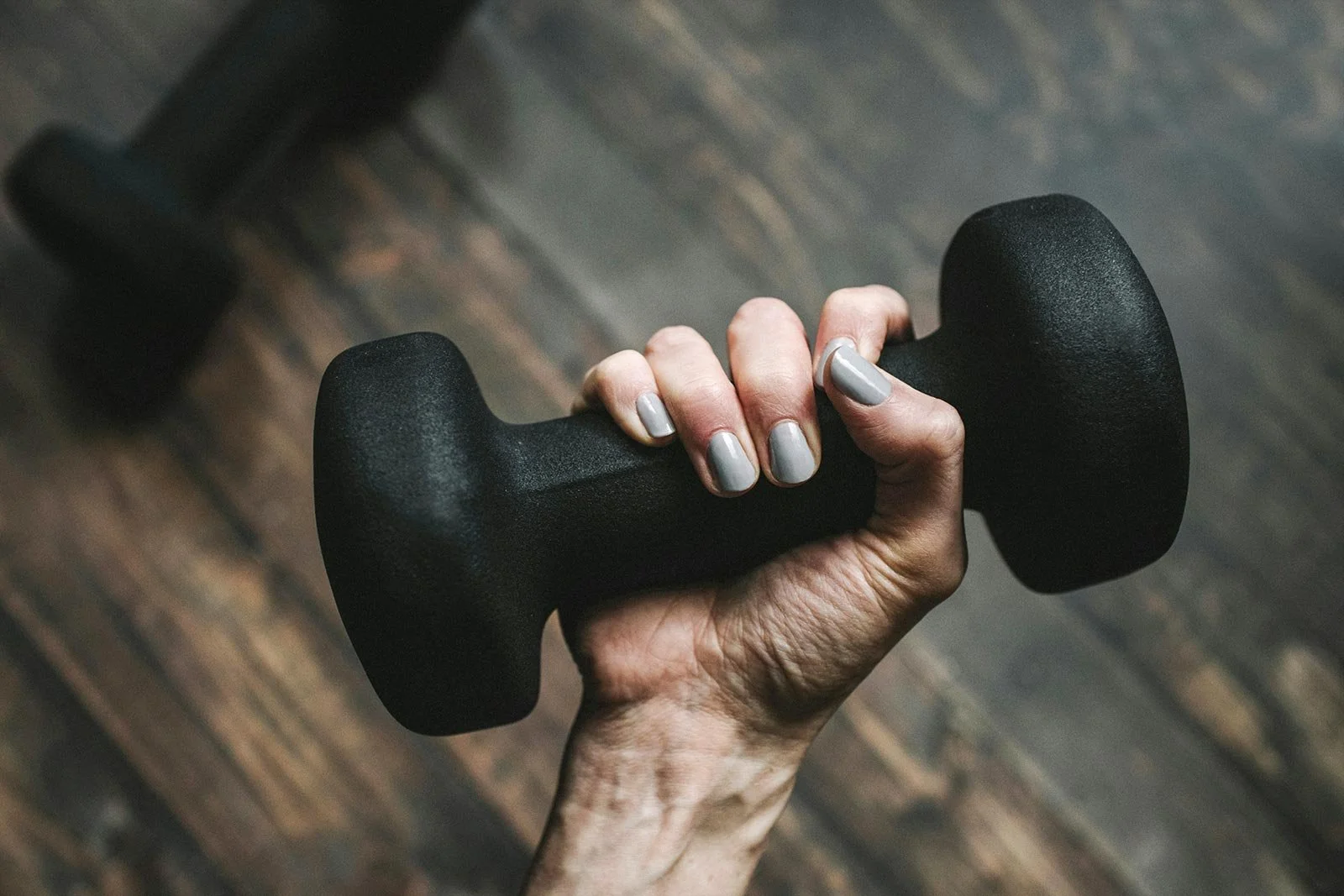 ćwicz z gripperami i wiszeniem na drążku