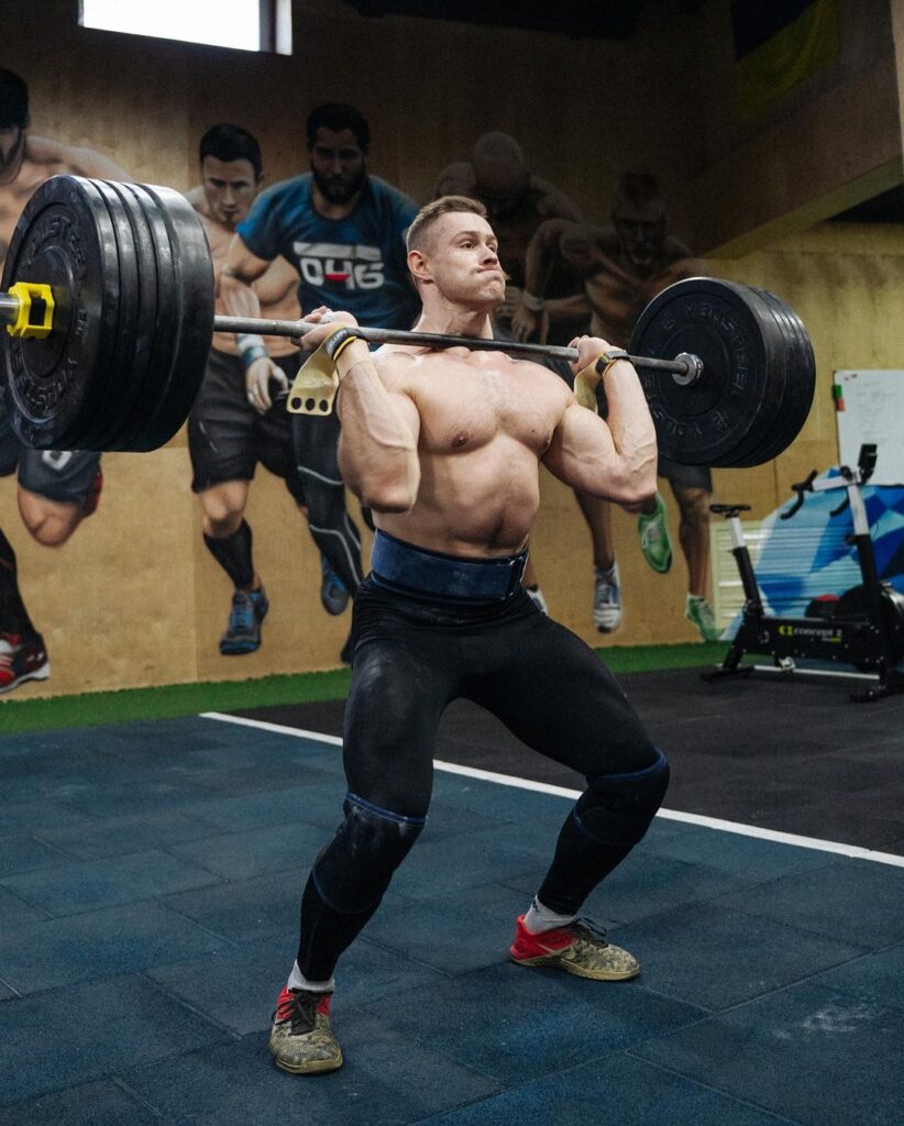 klamra nylonowego pasa treningowego czarny nylonowy pas treningowy z metalową klamrą widoczną z przodu na brzuchu sportowca