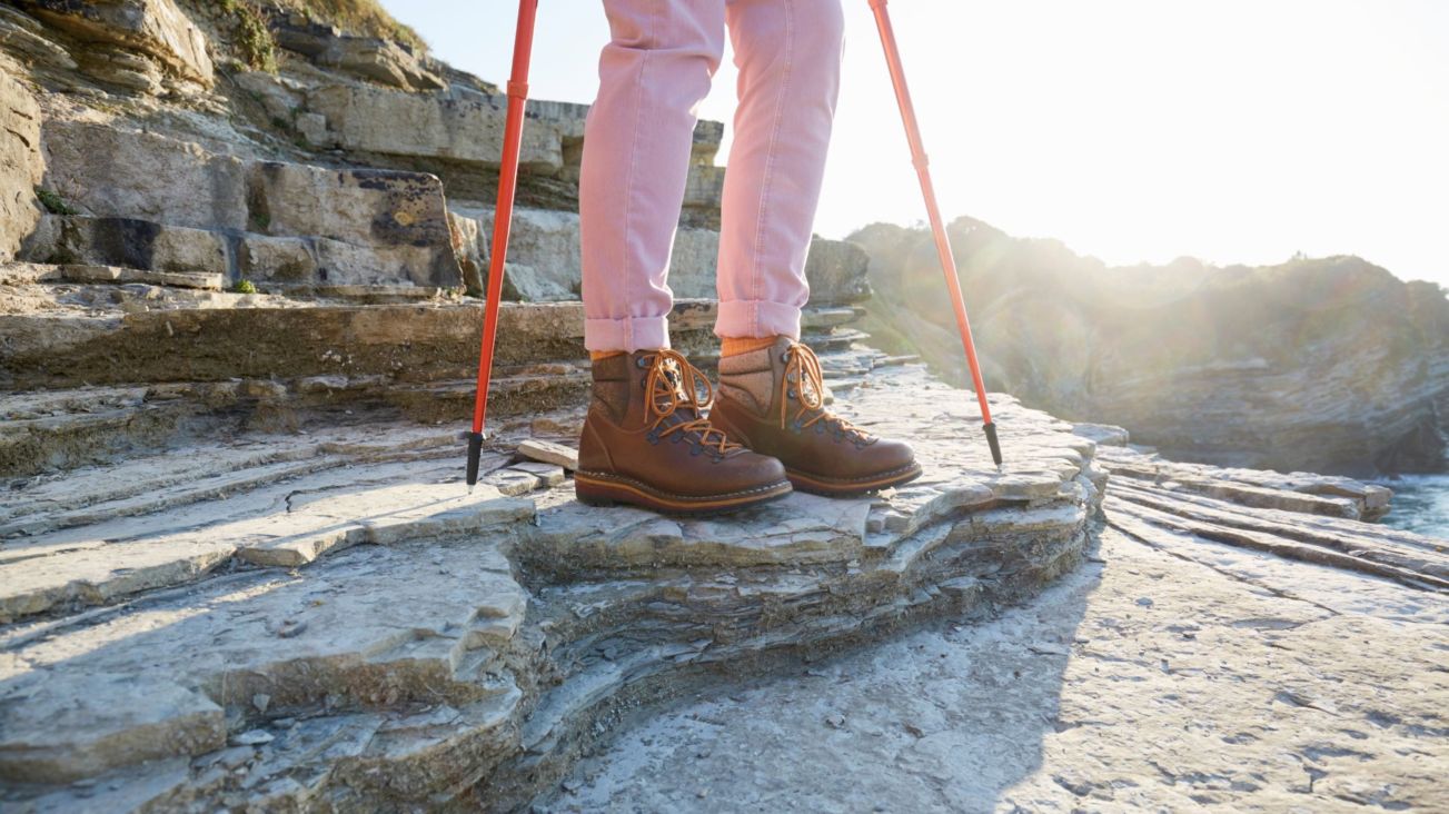 test butów nordic walking na leśnej ścieżce